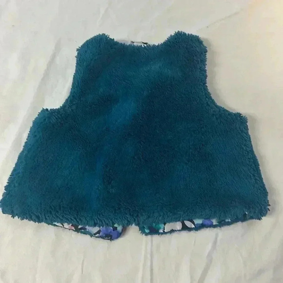 Gymboree - faux Fur vest. Size 2T - Picture 2 of 4